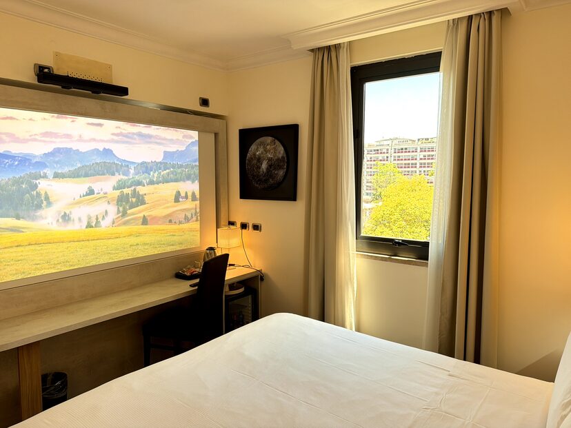 Camera Cinema 210 — maxi schermo e proiettore a soffitto
