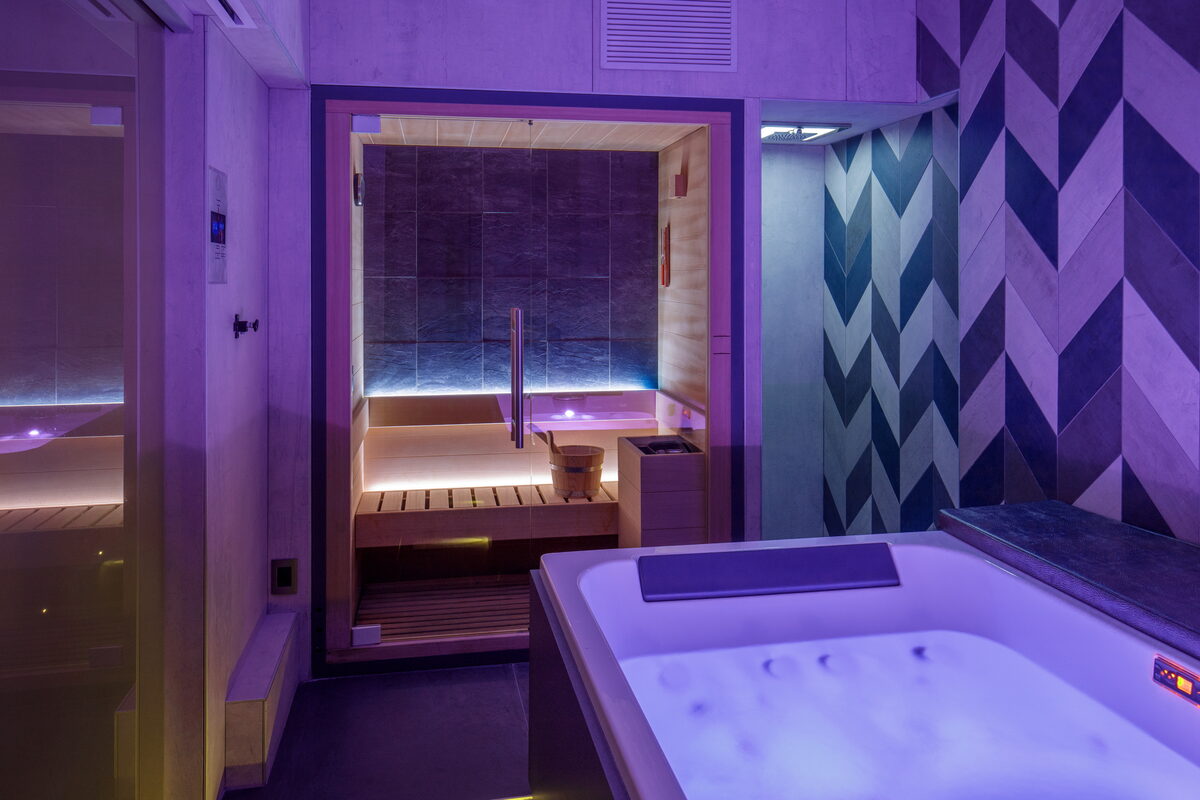 Spa privata della suite illuminata dagli scenari di cromoterapia
