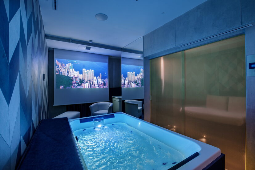 Suite Wellness 416 — spa privata in camera con vasca idromassaggio e maxi schermo