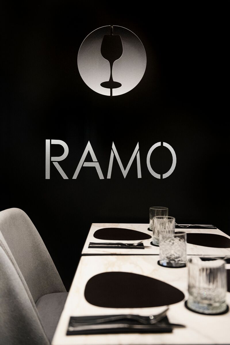 Il logo del Ramo Bistrot: un calice dentro un cerchio, sopra la scritta RAMO