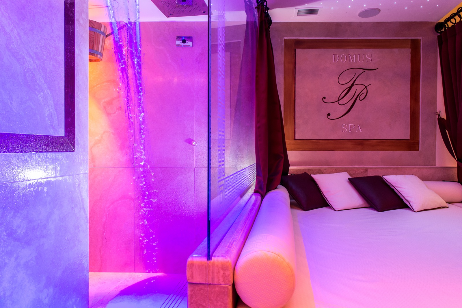 SPA Domus - Sala in marmo con docce emozionali