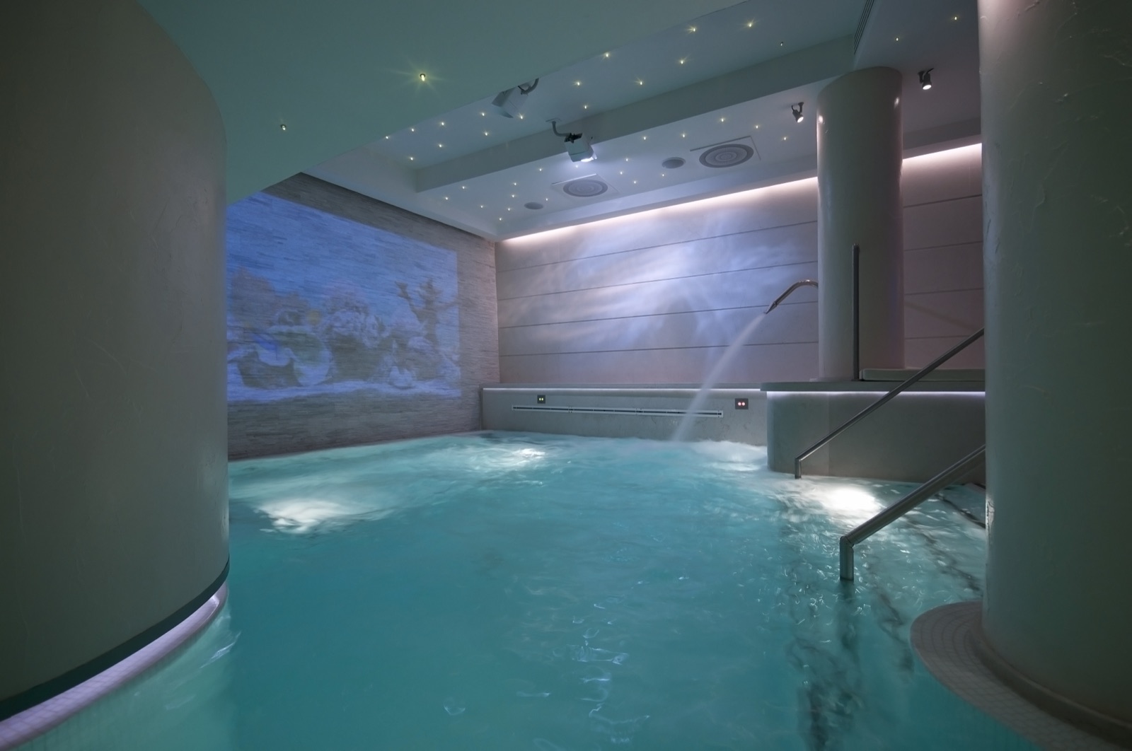 SPA Moon - Piscina con proiezioni colorate a parete
